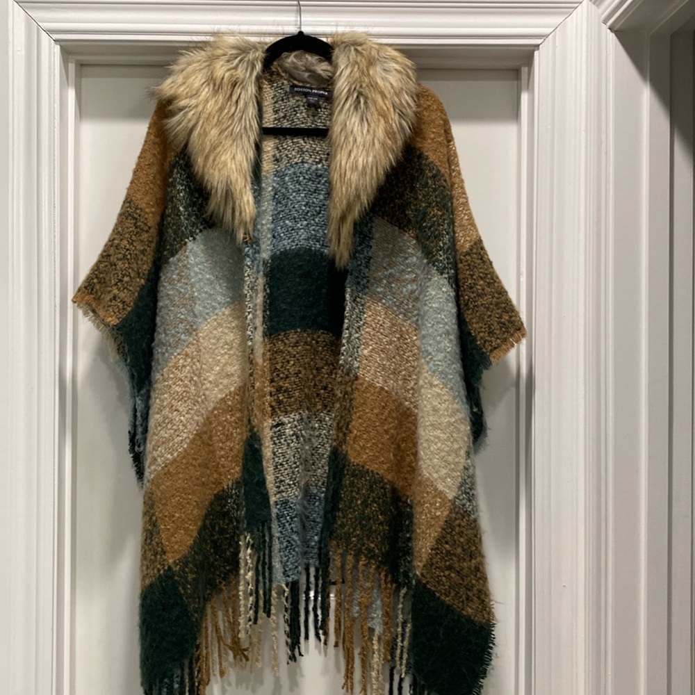 Gorgeous wrap. Wear over anything! Color comes off.